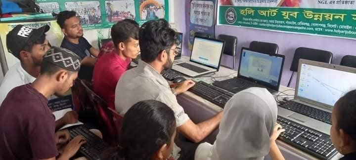 শ্রেণিকক্ষে শিক্ষার্থীরা